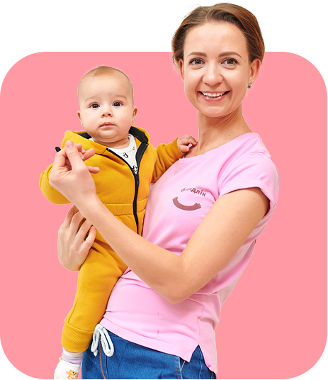 Лікар, що посміхається із щасливою дитиною